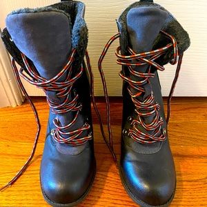 Laced winter boots